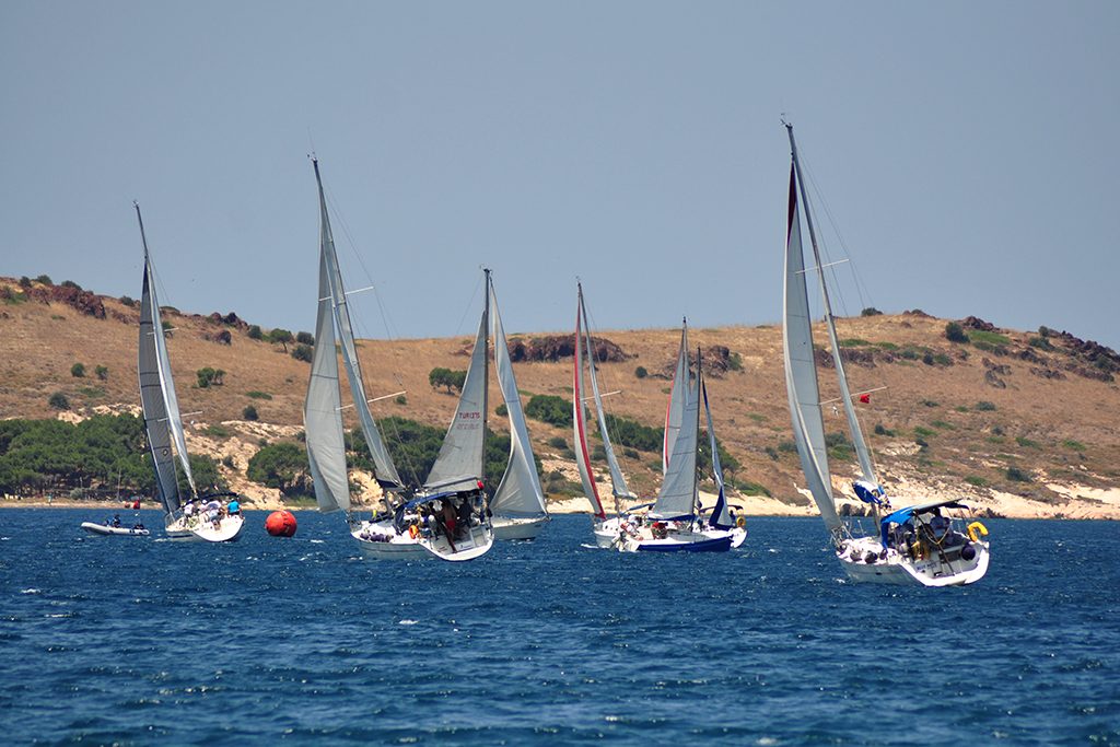 FOÇA’DA ‘YELKEN ŞENLİĞİ’