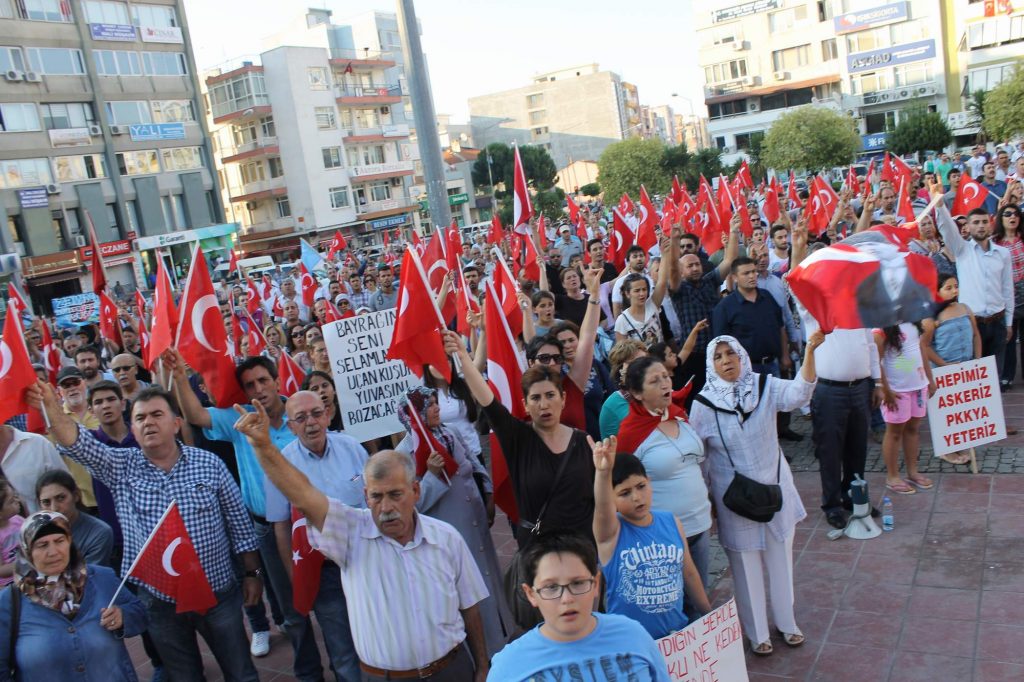 ALİAĞA’DA BAYRAK YÜRÜYÜŞÜ YAPILDI