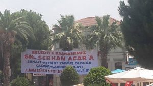 ALİAĞA KÜÇÜK SANAYİ SİTESİ ESNAFINDAN ACAR’A PANKARTLI JEST