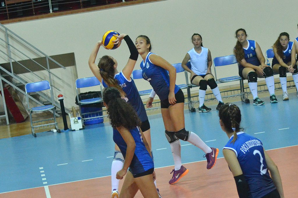 FOÇA BELEDİYE SPOR GENÇ BAYAN VOLEYBOL TAKIMI İLK MAÇINDA GALİP