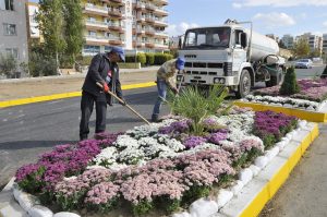 ALİAĞA’DA ATATÜRK MAHALLESİ CADDELERİ ÇİÇEK AÇTI