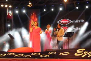 DİKİLİ YAZA MUHTEŞEM KONSERLE VEDA ETTİ