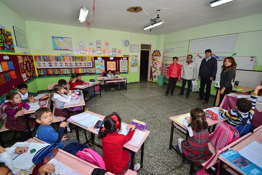 FOÇA BELEDİYESİ ÖĞRENCİLERİN YANINDA