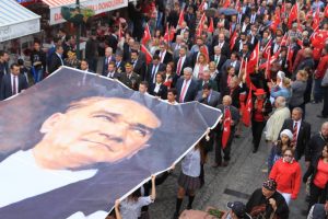 Çeşme, Atatürk’ü ‘Sarı Zeybek’le anacak