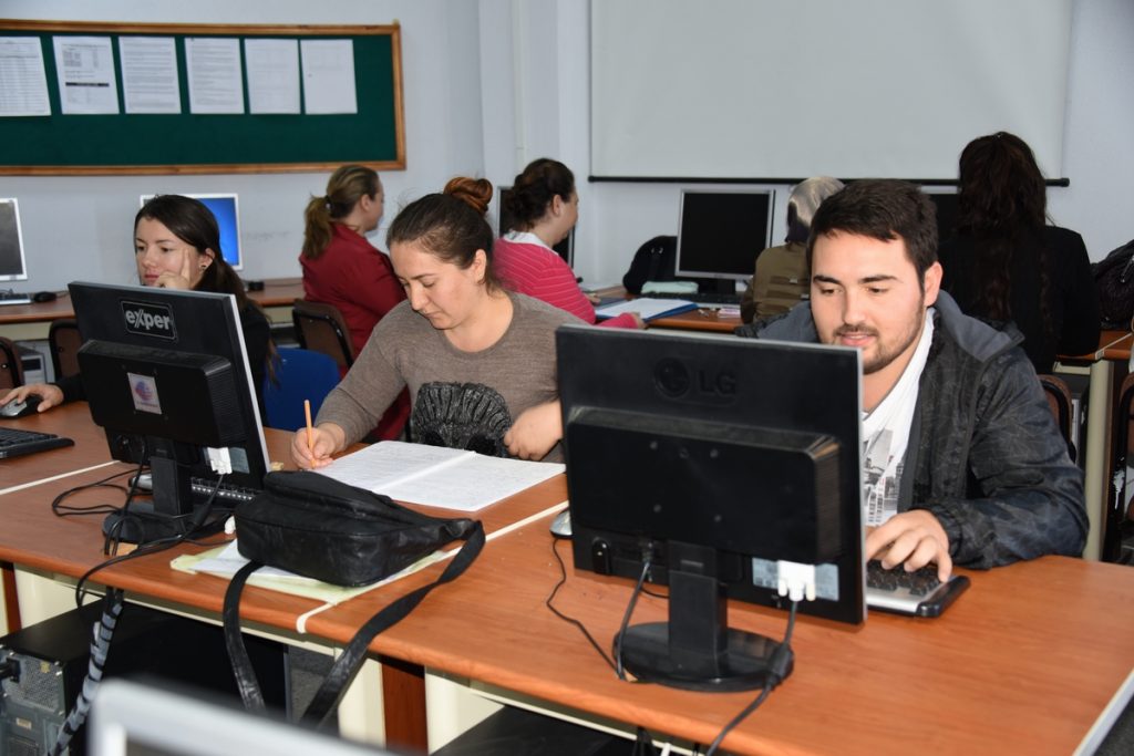 ALİAĞA TÜPRAŞ HALK EĞİTİMİ MERKEZİ MESLEK KAZANDIRMAYA DEVAM EDİYOR