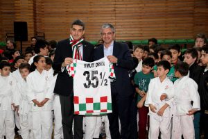 Minik sporculara eşofman dağıtıldı