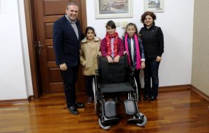 Kendileri küçük kalpleri büyük