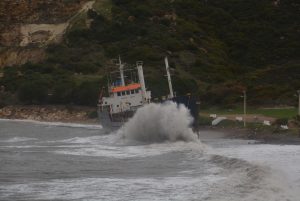 Aliağa’da Yük gemisi karaya oturdu!