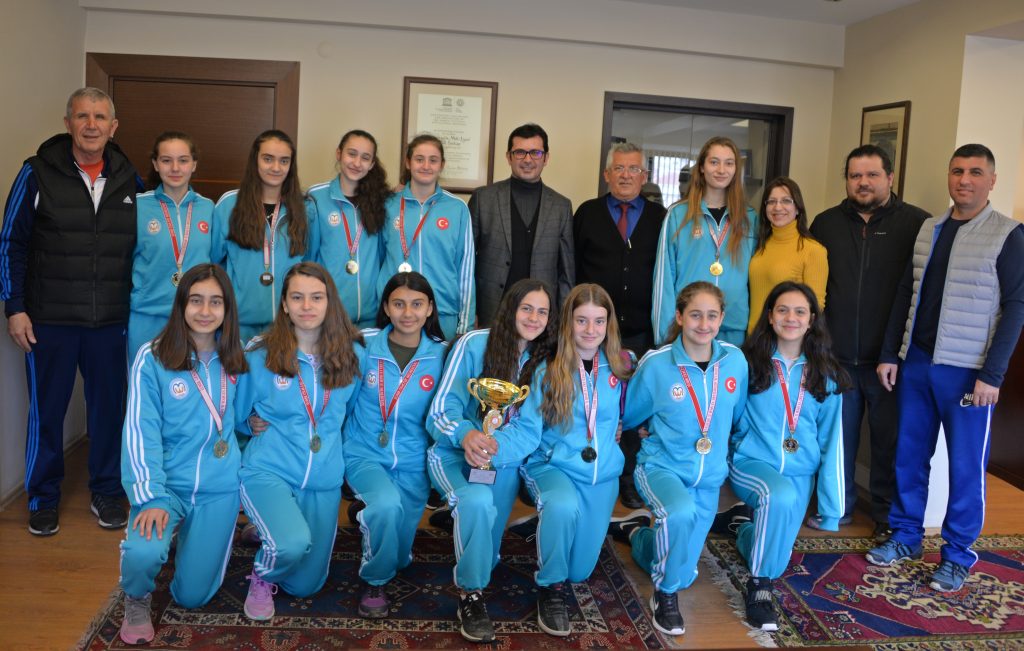 ŞAMPİYON KIZLARDAN BAŞKAN GÖNENÇ’E TEŞEKKÜR ZİYARETİ