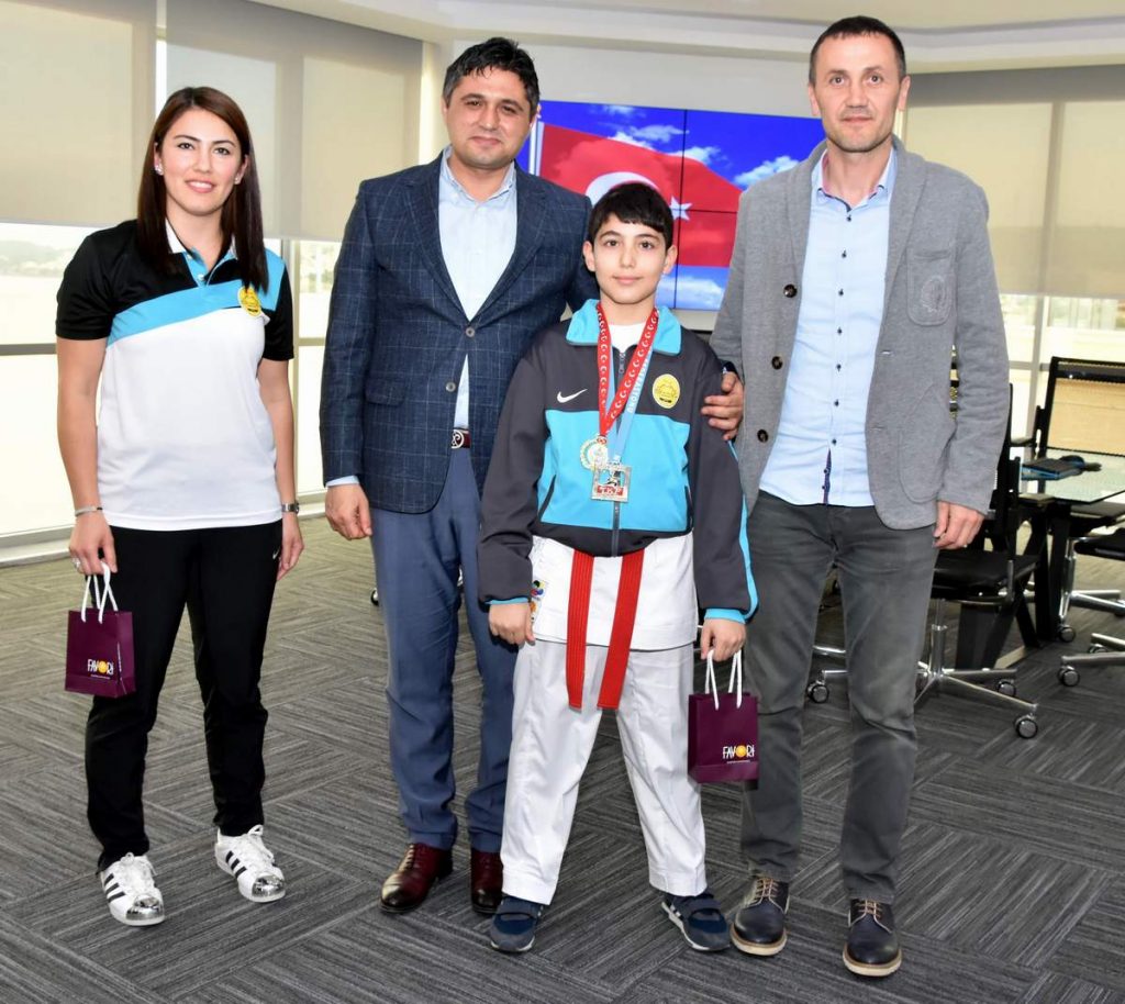 ALİAĞALI KARATE ŞAMPİYONUNDAN BAŞKAN SERKAN ACAR’A ZİYARET