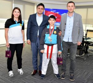 ALİAĞALI KARATE ŞAMPİYONUNDAN BAŞKAN SERKAN ACAR’A ZİYARET