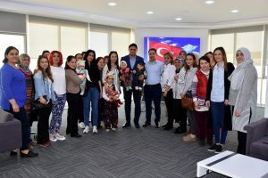 ALİAĞA YÖRÜKLER DERNEĞİ KADIN KOLLARI’NDAN BAŞKAN SERKAN ACAR’A ZİYARET