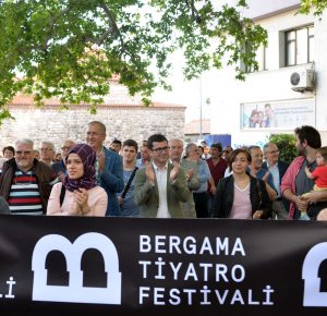 BERGAMA’NIN DÖRT BİR YANI TİYATRO
