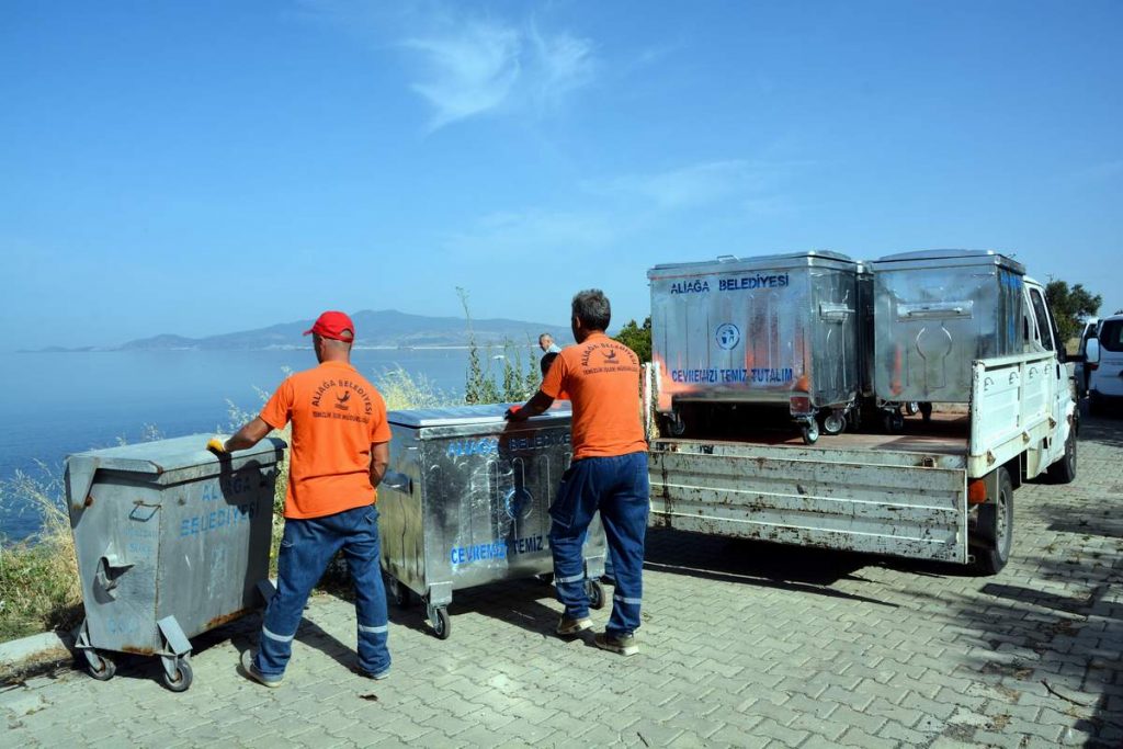 ALİAĞA BELEDİYESİ ÇÖP KONTEYNERLERİNİ YENİLEDİ