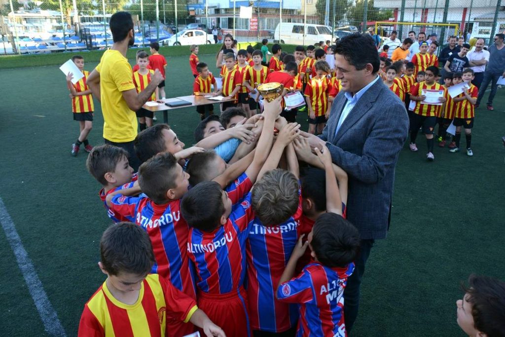 ALİAĞA GÖZTEPE FUTBOL OKULU’NDAN BİRİNCİ YILA ÖZEL TURNUVA