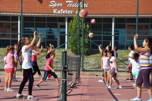 ALİAĞALI GENÇLERDEN YAZ SPOR OKULLARINA YOĞUN İLGİ