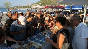 YENİ FOÇA KİTAPLA BULUŞTU