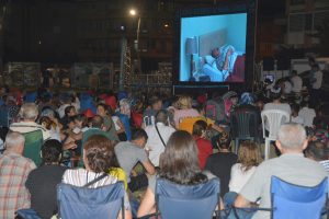 ALİAĞA’DA ÇİMLERİN ÜZERİNDE SİNEMA KEYFİ