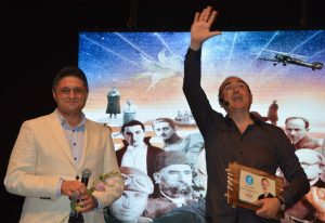 SUNAY AKIN ‘GÖRÇEK’ İLE ALİAĞA’DA SAHNE ALDI