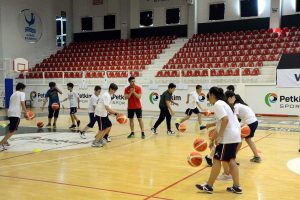 ALİAĞALI ÇOCUKLAR SPOR YAPARAK EĞLENİYOR