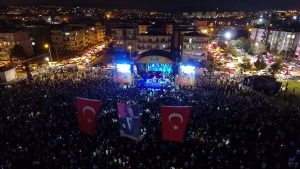 ALİAĞA’DA 40 BİN KİŞİ ÜMİT BESEN VE PAMELA’YI DİNLEDİ