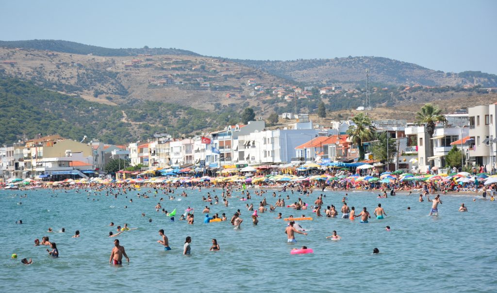 Dikili sahilleri bayram tatilinde doldu taştı