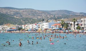 Dikili sahilleri bayram tatilinde doldu taştı