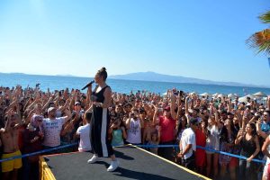 MERVE ÖZBEY VE ERDEM KINAY MAVİ BAYRAKLI AĞAPARK’TA SAHNE ALDI
