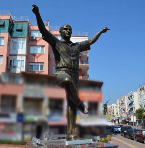 ALİAĞA BELEDİYESİ’NDEN KENT MERKEZİ’NE ATATÜRK HEYKELİ