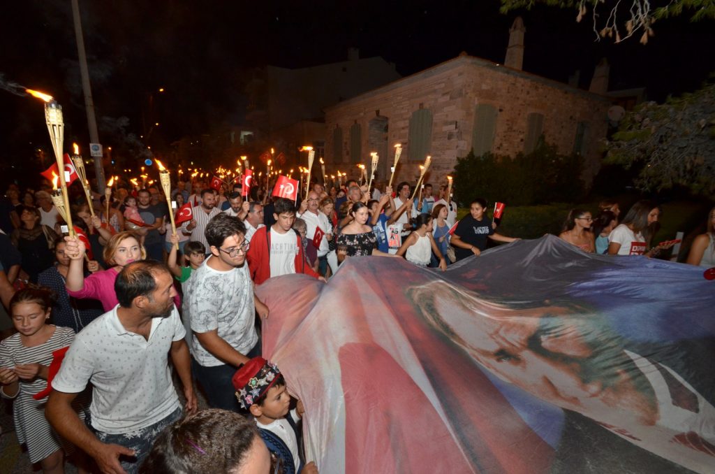 KURTULUŞ GECESİ COŞKUYLA AYDINLANDI