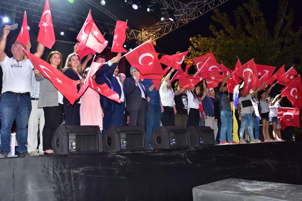 Kınık Hasat Festivali’nde Fırat Tanır’dan muhteşem kosner