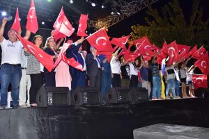 Kınık Hasat Festivali’nde Fırat Tanır’dan muhteşem kosner