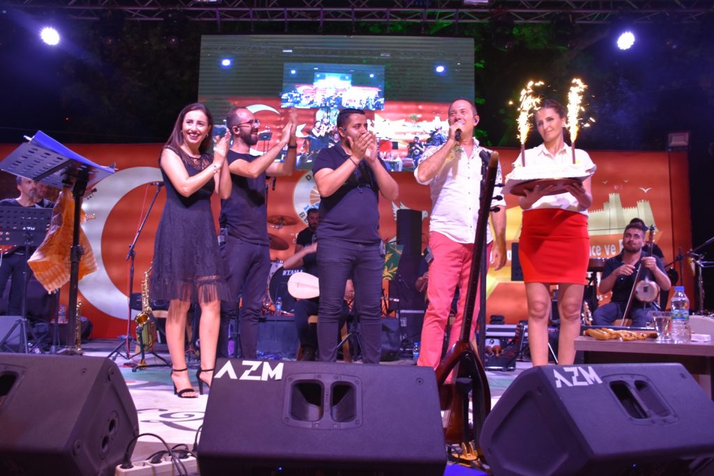 Dikili festivaline muhteşem final:  SÜMER EZGÜ BİNLERİ COŞTURDU