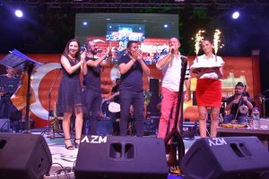 Dikili festivaline muhteşem final:  SÜMER EZGÜ BİNLERİ COŞTURDU