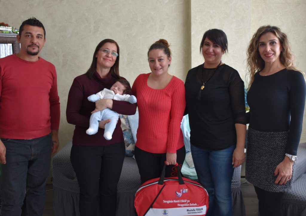 Dikili’de her geçen gün büyüyen proje:  “ARAMIZA HOŞ GELDİN BEBEK”