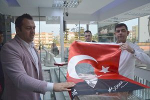 ALİAĞA BELEDİYESİ’DEN ESNAFA ATATÜRK BASKILI TÜRK BAYRAĞI