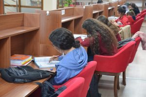 ALİAĞA BELEDİYESİ NADİR NADİ KÜTÜPHANESİ ARTIK AKŞAMLARI DA HİZMET VERİYOR