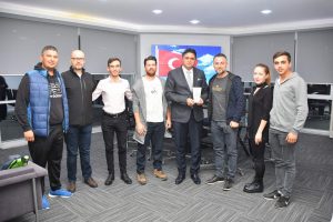 PEDALHANE’DEN BAŞKAN SERKAN ACAR’A TEŞEKKÜR PLAKETİ