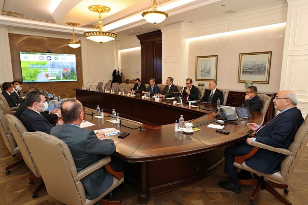 BAŞKAN ÜRPER, İZMİR VALİLİĞİ EV SAHİPLİĞİNDEKİ OSB TOPLANTISINA KATILDI
