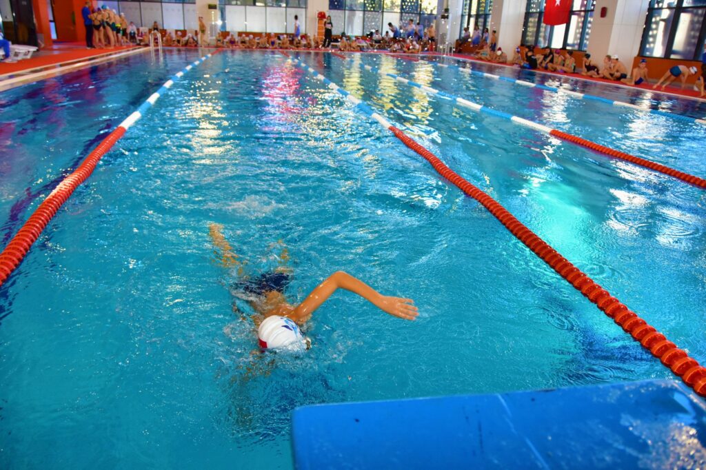Geleceğin Şampiyon Yüzücüleri Aliağa’da Yarıştı