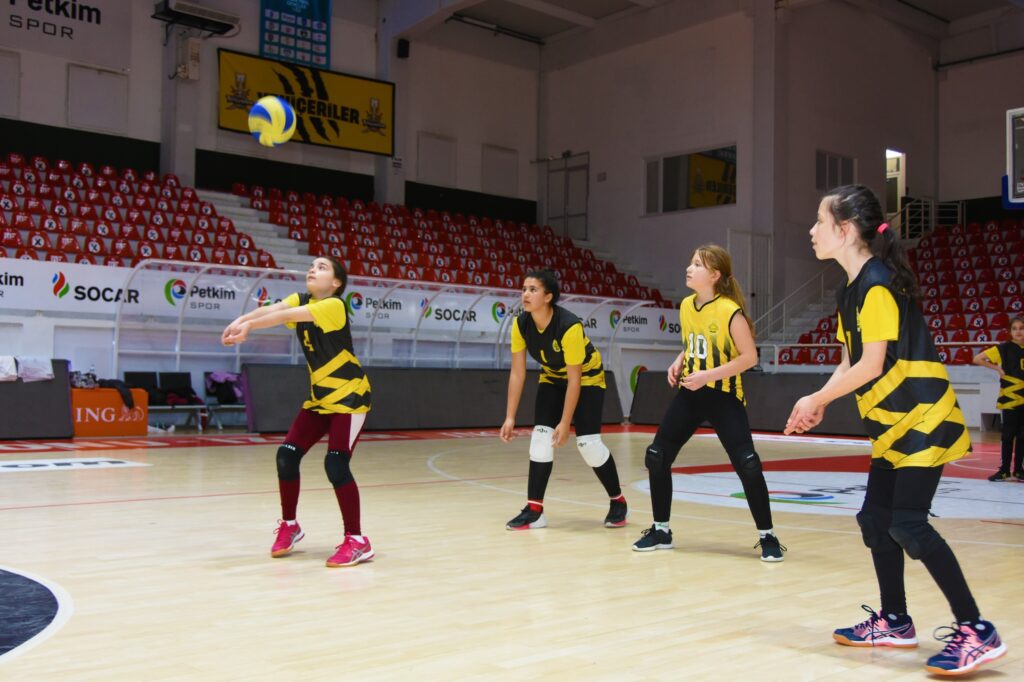 Aliağa’nın Mini Voleybolcuları Başarılarına Yenisi Ekledi