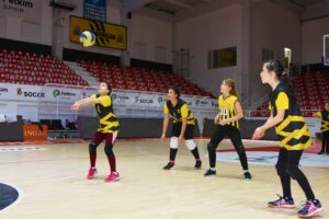 Aliağa’nın Mini Voleybolcuları Başarılarına Yenisi Ekledi