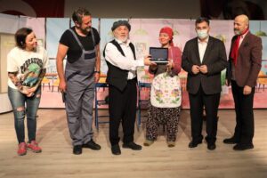 KINIK BELEDİYESİNDEN HALKA ÜCRETSİZ TİYATRO OYUNU