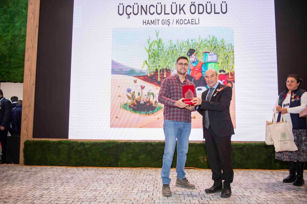 “Başka Bir Tarım Mümkün” temalı ulusal karikatür yarışmasının kazananları ödülünü Başkan Soyer’den aldı