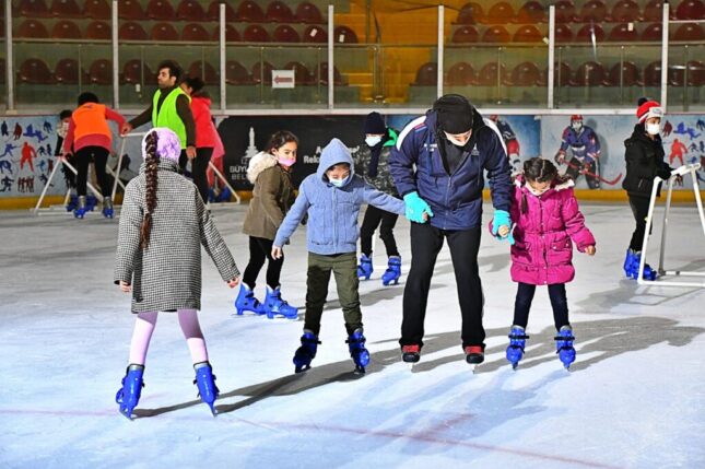 İzmir Büyükşehir Belediyesi 150 öğrenciyi buz pateniyle tanıştırdı