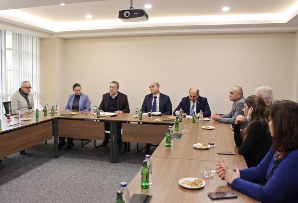 ODA BAŞKANLARI, BERGAMA SANAYİ SİTESİ’NE YAPILACAK OLAN ‘SOSYAL TESİS’ İÇİN BERTO’DA TOPLANDI