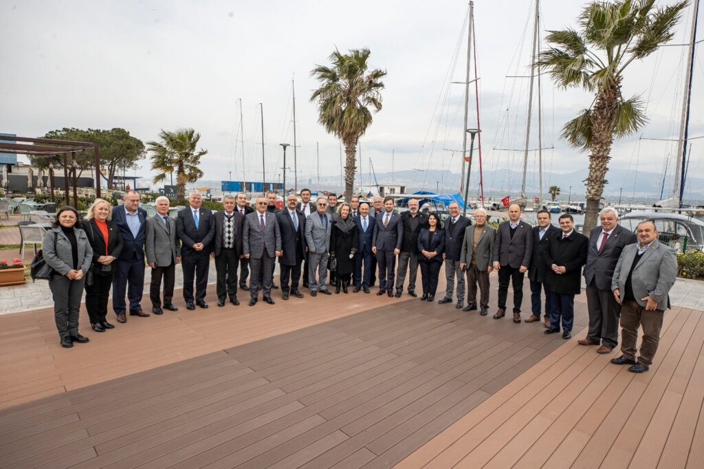 Başkan Soyer CHP örgütüyle bir araya geldi “Ekonomik krize rağmen yatırıma devam”