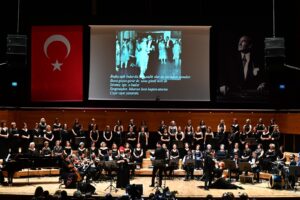 Cumhuriyetin kadınları İzmir’de söyledi, dünya dinledi