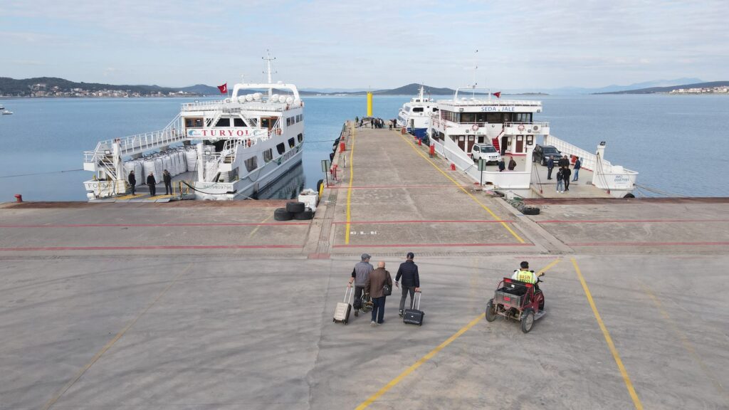 AYVALIK’TA 25 AY SONRA İLK YOLCU GEMİSİ MİDİLLİ’YE HAREKET ETTİ