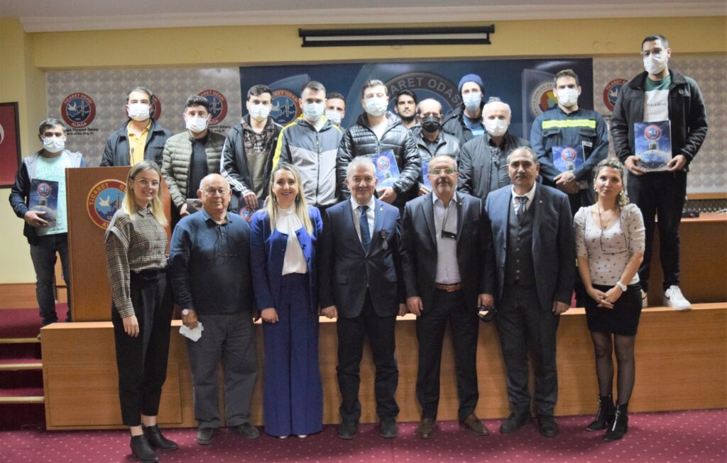 ALİAĞA’DAKİ MESLEKİ EĞİTİM PROJESİNİ TAMAMLAYAN KURSİYERLERE BELGELERİ VERİLDİ
